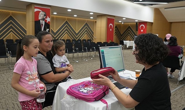 Denizli Büyükşehir miniklerin okul heyecanına ortak oluyor