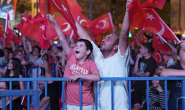 Denizli'de 30 Ağustos coşkusu Sagopa ile zirveye tırmandı