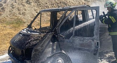 Denizli'de seyir halindeyken alev alan kamyonet kullanılamaz hale geldi