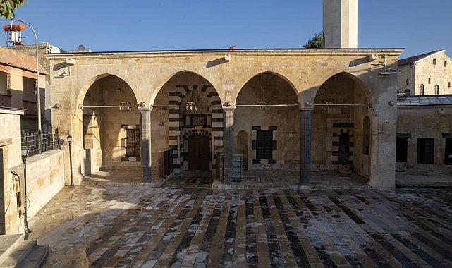 Depremde hasar gören iki tarihi cami Mevlid Kandili'nde yeniden ibadete açılıyor
