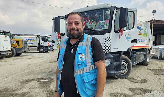Depremde kız kardeşini ve babasını kaybeden belediye personeli, afetzede çocuklara çöp kamyonuyla mutluluk dağıtıyor