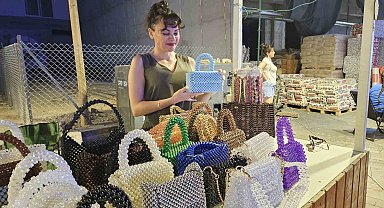Depremzede kadınların ellerinden çıkarak stantları renklendiren el emeği ürünler ekonomik değer kazanarak umuda dönüşüyor