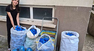 Depremzedelere yardım etmek için 1 ton mavi kapak topladı