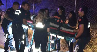Devrilen araçta sıkışan sürücü ekiplerin müdahalesiyle kurtarıldı