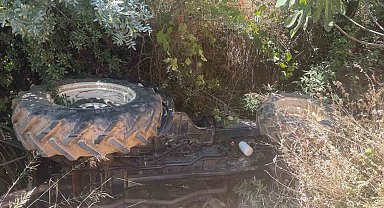 Devrilen traktörün altındaki sürücüyü itfaiye ekipleri kurtardı