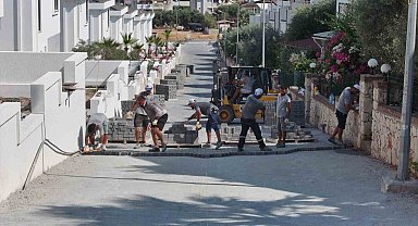 Didim Belediyesi Akbük'te parke taşı döşeme çalışmalarını sürdürüyor