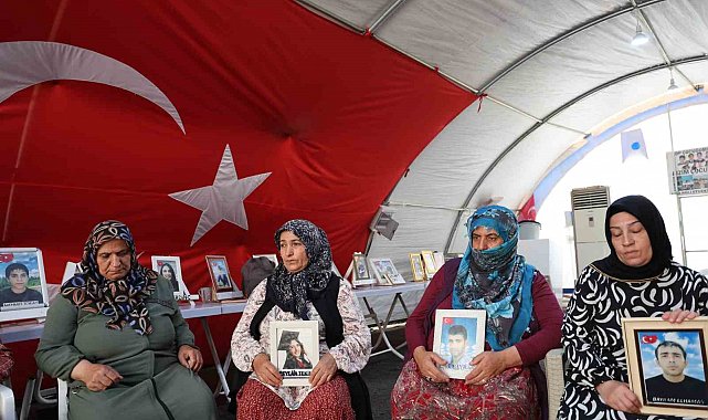 Diyarbakır anneleri PKK ve uzantısı YPG-SDG'nin feshini değerlendirdi