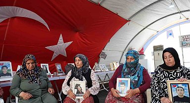 Diyarbakır anneleri PKK ve uzantısı YPG-SDG'nin feshini değerlendirdi