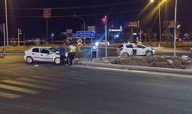 Diyarbakır'da 2 otomobilin çarpıştığı kazada 7 kişi yaralandı