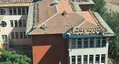 Diyarbakır'da işçiler, güvenlik önlemi almadan çatıyı tamir etti