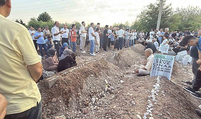 Diyarbakır'daki feci kazada ölen 5 kardeş ve 2 yeğen yan yana defnedildi
