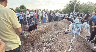 Diyarbakır'daki feci kazada ölen 5 kardeş ve 2 yeğen yan yana defnedildi