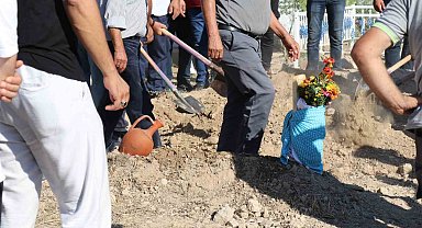 Doğumda annesiyle birlikte ölen Güney'in kundağı mezar taşına sarıldı