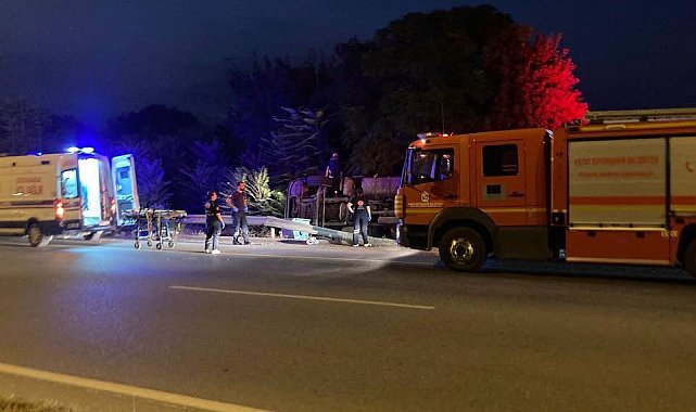 Dörtyol'da devrilen tırın sürücüsü yaralandı