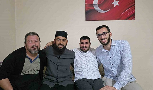 Down sendromlu Savaş'ın ezan sevgisi fenomen Celal Karature'yi Feke'ye getirdi