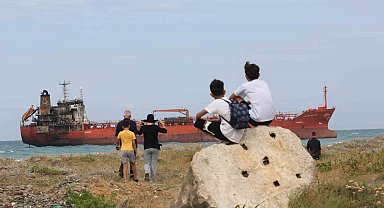 Dron saldırısı sonrası karaya oturan gemi ilgi odağı oldu
