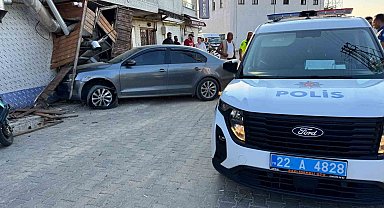 Edirne'de "dur" ihtarına uymayan iki aracın kaçışı kazayla son buldu