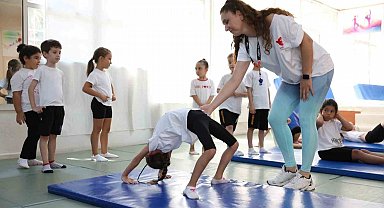 Efeler'de minikler jimnastikle güçleniyor