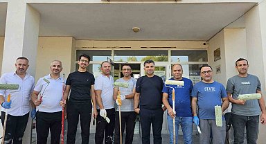 Eğitimciler fırçaları eline aldı, köy okulunu yeni döneme hazırladı