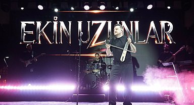 Ekin Uzunlar sahnede kemençe şov yaptı