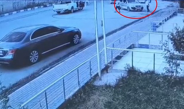 El freni çekilmeden park edilen otomobil hareket etti, vatandaşlar otomobili son anda durdurdu