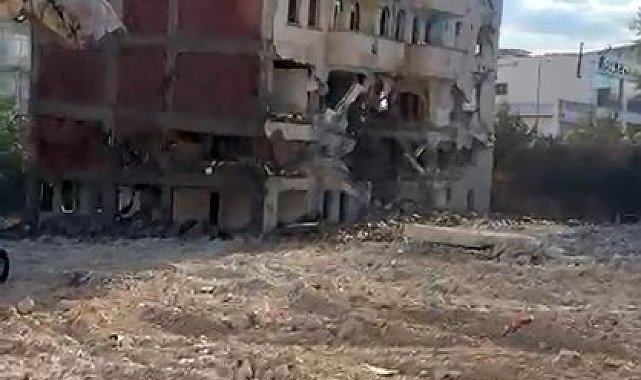Elazığ'da 5 katlı bina iş makinesinin tek dokunuşuyla yıkıldı