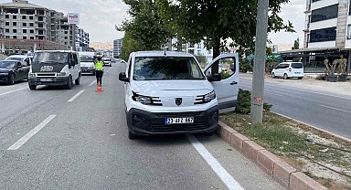 Elazığ'da hafif ticari aracın çarptığı kadın ağır yaralandı