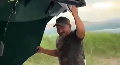 Elazığ'da kamp yapan balıkçıların fırtınayla mücadelesi