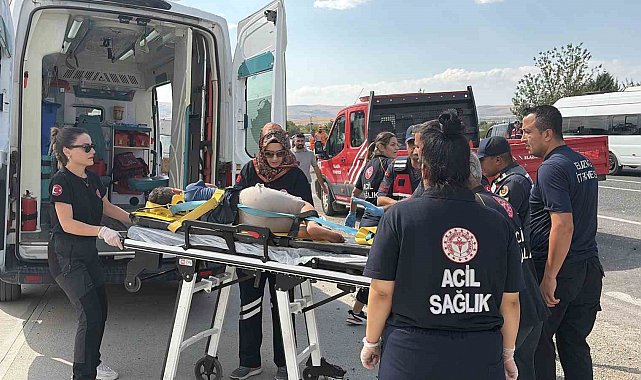Elazığ'da minibüs ile hafif ticari araç çarpıştı: 7 yaralı