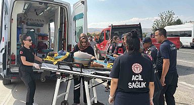 Elazığ'da minibüs ile hafif ticari araç çarpıştı: 7 yaralı