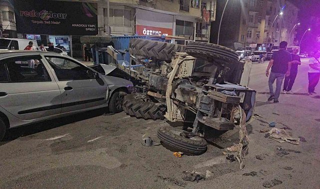 Elazığ'da otomobil ile traktör çarpıştı: 5 yaralı