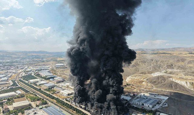 Elazığ'da yanan yalıtım fabrikası havadan görüntülendi