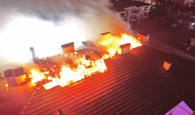 Elektrik panosunda çıkan yangın apartmanın çatısını sardı: O anlar kamerada
