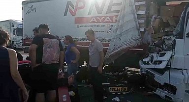 Emniyet şeridindeki tıra başka bir tır çarptı: 2 yaralı