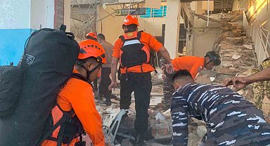 Endonezya'da 7.7 büyüklüğünde deprem: 20 ölü