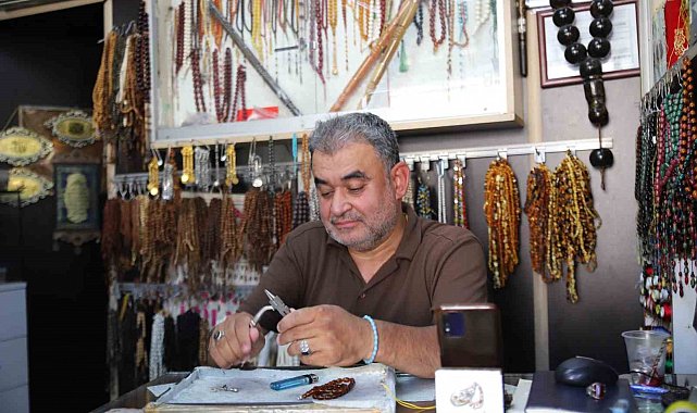 Engelini tespih yaparak unutuyor
