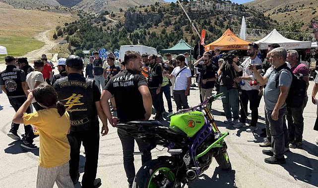 Erzincan'da 'Ergan Motofest' akrobasi şovuyla başladı