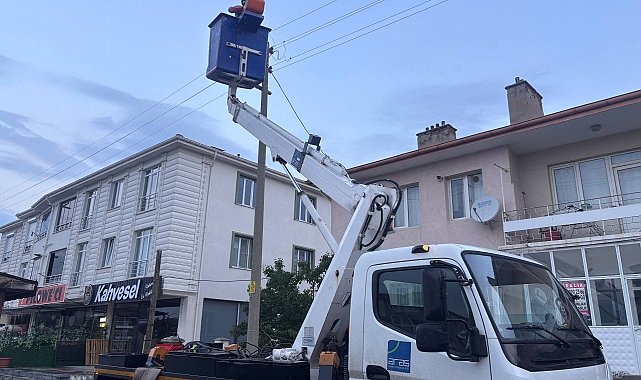 Erzincan'da elektrik direği kıvılcım saçtı: Mahalle sakinleri korku dolu anlar yaşadı