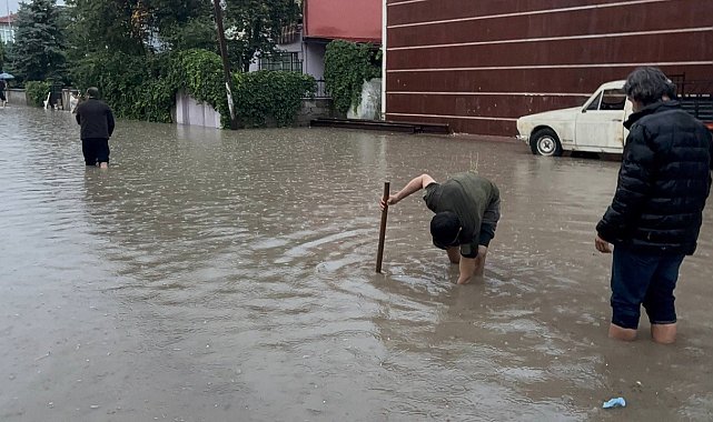Erzincan'da sağanak sonrası yollar göle döndü