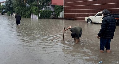 Erzincan'da sağanak sonrası yollar göle döndü