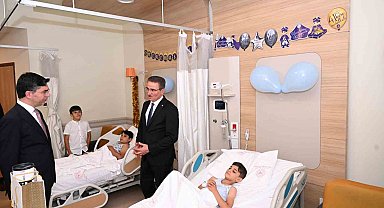 Erzurum Valisi Baruş, Şehir Hastanesi'nde sünnet olan çocukları ziyaret etti