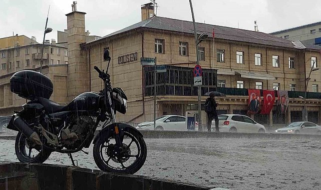 Erzurum yağmur ve dolu etkili oldu