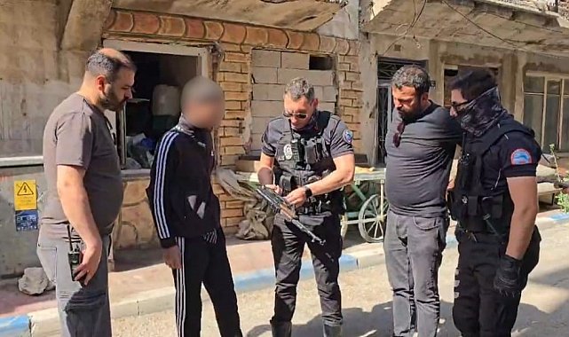 Erzurum'da kar maskeli ve silahlı şahıs alarmı: 3D yazıcıdan üretilen silah oyuncak çıktı
