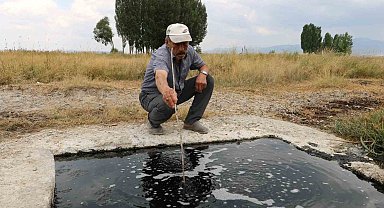 Erzurum'da kuyudan çıkan suyun köpükleri alev alıyor, elleri yumuşatıyor