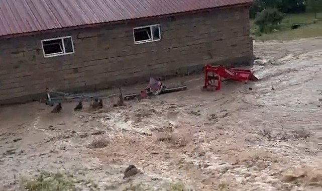 Erzurum'da sağanak sonrası Dumankaya Mahallesi'ni su bastı