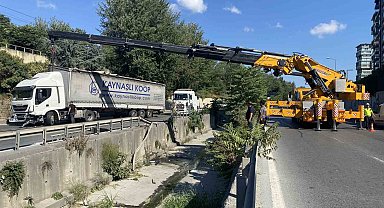 Esenler'de dereye uçan tır çıkarıldı
