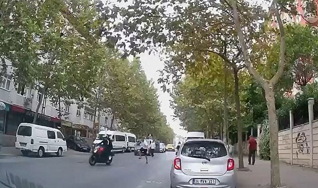 Esenyurt'ta genç kızın telefonu böyle çalıp kaçtılar