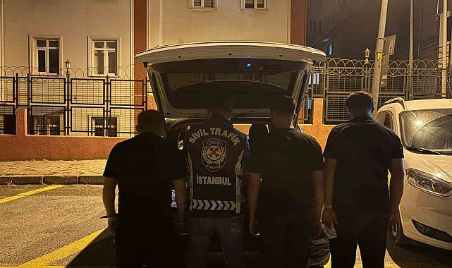 Esenyurt'ta trafikte başka bir sürücüye saldıran şahıs kamerada