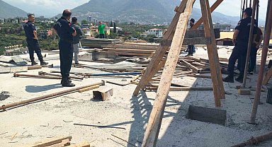 Eşini ve kayınvalidesini bıçaklayan şahıs intihar teşebbüsünü canlı yayınladı