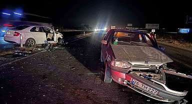 Eskişehir-Ankara yolunda iki otomobil çarpıştı: 5 yaralı